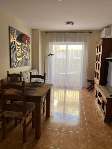 Almuden's yellow apartment, HIGH-SPEED FREE WIFI, 250m to Beach, The center of Torrevieja
