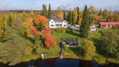 an aerial view of a large house on a lake at Ruustinnan telttamajoitukset in Saarijärvi