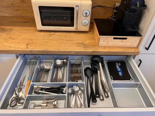 un cajón lleno de utensilios en la cocina en MOREHOME Apartments, Center,Parking 180qm, en Bad Wörishofen