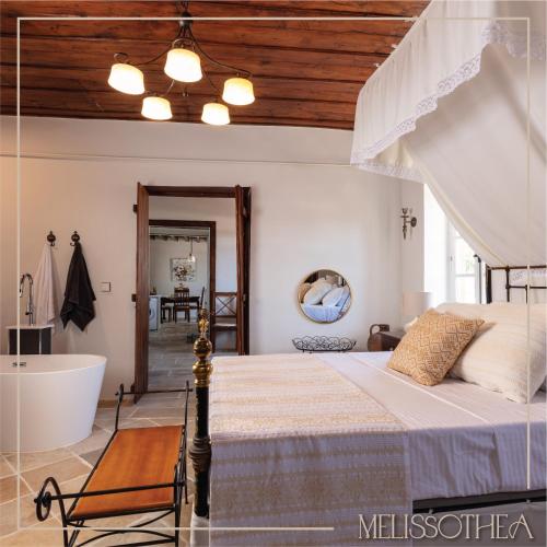 Ένα ή περισσότερα κρεβάτια σε δωμάτιο στο Melissothea Stone Suites
