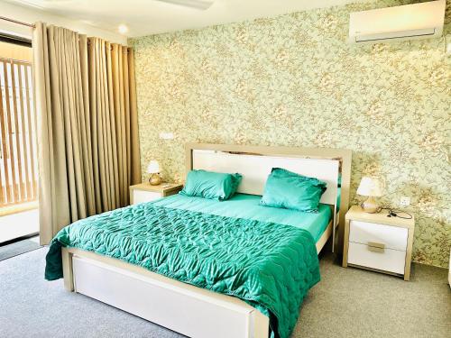 sypialnia z łóżkiem z niebieskimi poduszkami w obiekcie sea esta w mieście Mount Lavinia