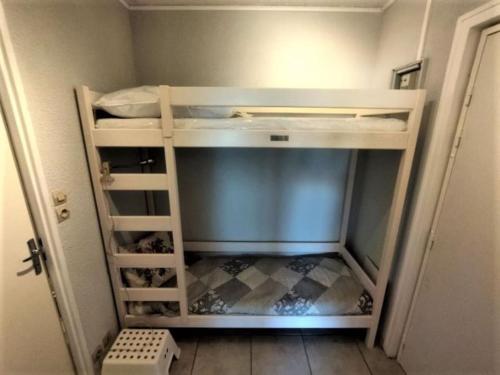 une petite pièce avec deux lits superposés dans l'établissement Studio front de mer - 8150, à Soulac-sur-Mer