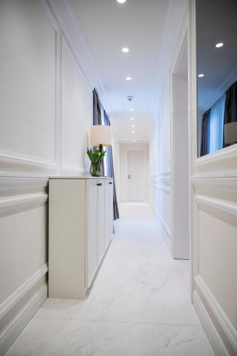 a hallway with white walls and a white hallway at Kleiner Rosengarten in Mannheim