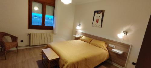 een hotelkamer met een bed en een raam bij CAL LLOP in Sant Cugat de Sesgarrigues