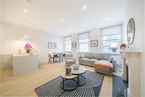 a living room with a couch and a table at Urban Chic - Drury in London