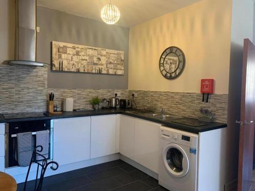 a kitchen with a washer and a washing machine at Sherwood- Nottingham Castle- Contractors- Free Parking- Long and Short Stays in Nottingham