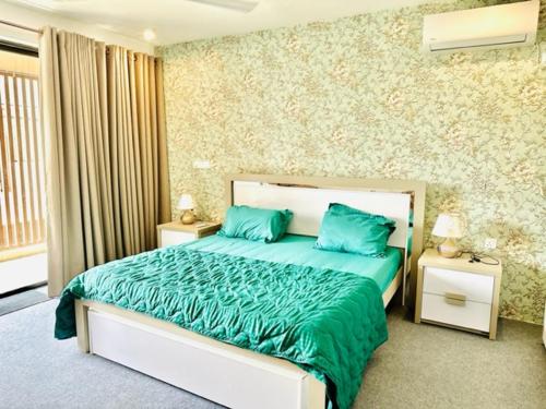 Ratmalana的住宿－Casa de Amor，一间卧室配有一张带蓝色枕头的大床