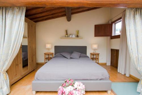 - une chambre avec un grand lit et 2 fenêtres dans l'établissement Santa Reparata Loft Florence, à Florence