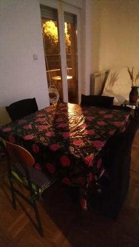 una mesa con un edredón en una habitación en Stan Ledine 65m2, en Novi Beograd