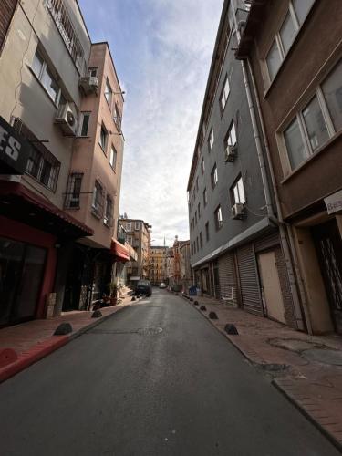 une rue vide dans une ville avec de grands bâtiments dans l'établissement Taksim La Marino Hotel, à Istanbul