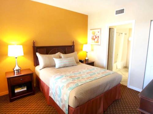 een hotelkamer met een bed en twee lampen bij Apartment at Weston Vacation Village Resort in Weston