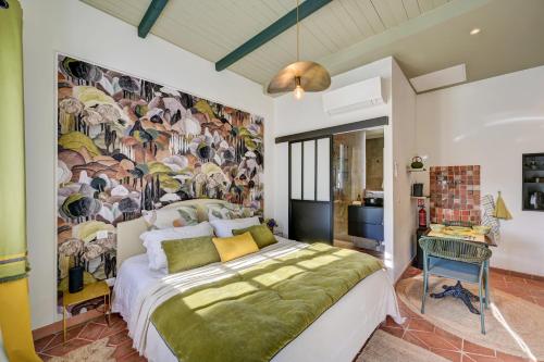 Ένα ή περισσότερα κρεβάτια σε δωμάτιο στο Gites de la Villa Pergola
