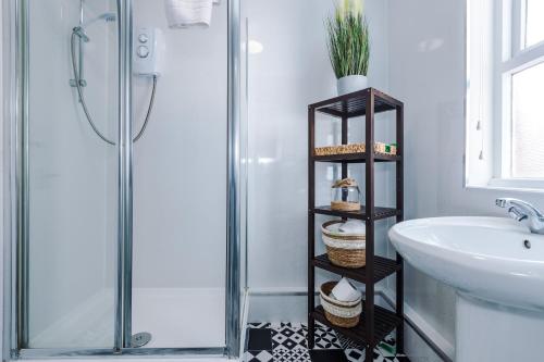 La salle de bains est pourvue d'une douche, de toilettes et d'un lavabo. dans l'établissement Large 7 bedroom town house in Chester City Centre, à Chester