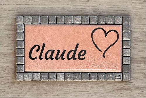 a sign with a heart and the word claire at Casa Claude in Menaggio