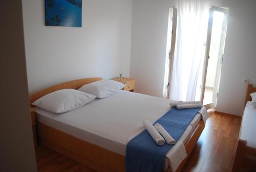 una camera da letto con un letto con due asciugamani sopra di Lokunja Bed&Breakfast a Pag