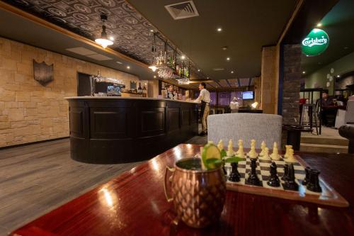 a bar with a chess board on a table at Hotel Camel lot in Pas de la Casa