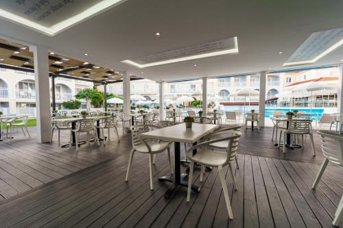 a restaurant with tables and chairs in a cafeteria at Diana Palace Hotel Zakynthos in Argasi