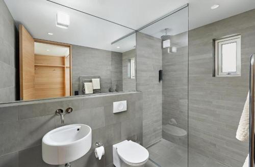 ein Bad mit einem Waschbecken, einem WC und einer Dusche in der Unterkunft Eiðhús Apartments in Vegamót