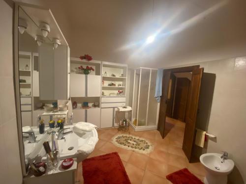 bagno con lavandino, servizi igienici e specchio di Peppina Home a Ghilarza