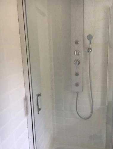 La salle de bains est pourvue d'une douche. dans l'établissement Cottage chaleureux face à l'étang, à Précy