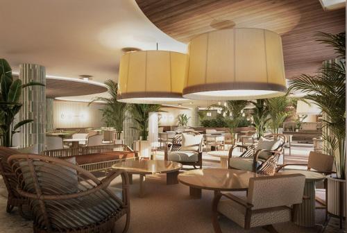een hotellobby met tafels en stoelen en een restaurant bij Hotel Bahia del Sol in Santa Ponsa