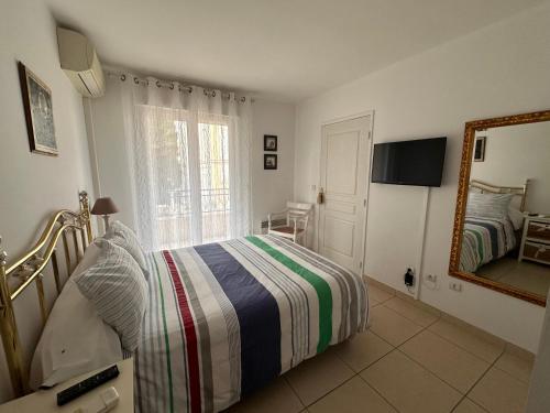 une chambre avec un lit et un miroir dans l'établissement 2 bedroom apartment with a pool in the heart of Cannes easy walk to the main beach on La Croisette - 2191, à Cannes