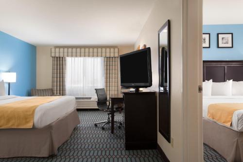 Ένα ή περισσότερα κρεβάτια σε δωμάτιο στο Country Inn & Suites by Radisson, Lubbock, TX