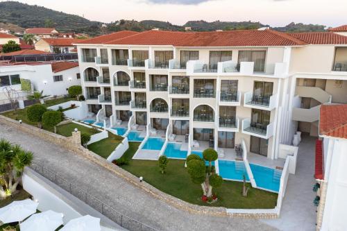 een luchtzicht op een hotel met een zwembad bij Diana Palace Hotel Zakynthos in Argassi