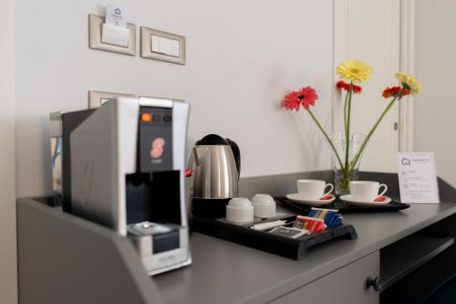 Příslušenství pro přípravu čaje a kávy v ubytování Damatti Room