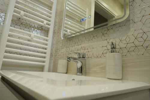 bagno bianco con lavandino e specchio di View a Petrič