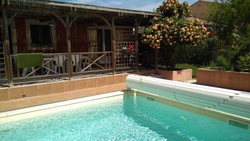 une piscine devant une maison dans l'établissement Aux Portes de la Camargue, à Arles
