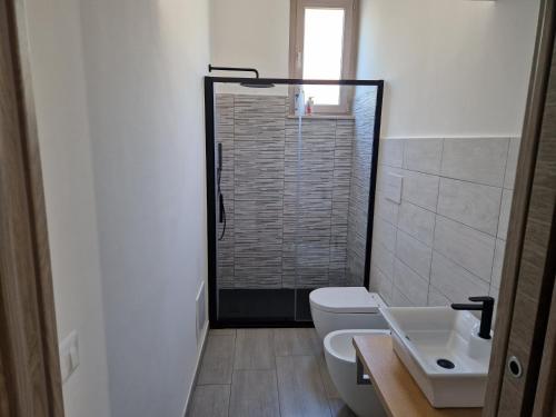 Casa vacanze Villa Marta في سان جورجيو ماجيوري: حمام مع دش ومرحاض ومغسلة