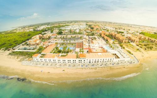 una vista aérea de un complejo en la playa en Playa de la Luz en Rota