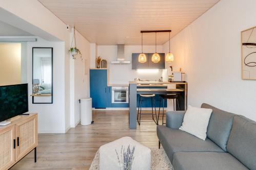 uma sala de estar com um sofá e uma cozinha em Bijou Sternen - Bergluft und Seeträume em Faulensee