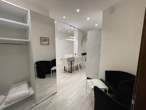 un salon avec une table, des chaises et un miroir dans l'établissement Saint Michel 3 piano, à Gorizia