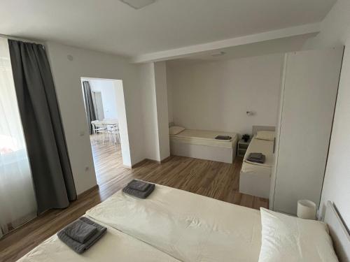 Habitación blanca con 2 camas y baño. en Milutinn-Jabuka, en Soko Banja