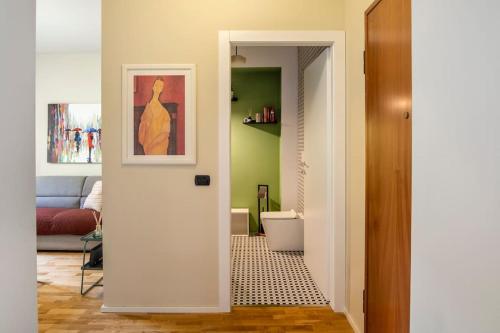 un pasillo con una puerta que conduce a una sala de estar en Al Castello, en Galliate