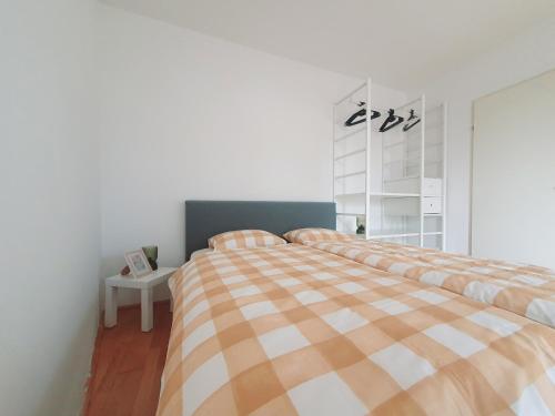 a bedroom with two beds and a side table at Near Lake One Bedroom Adorable Apartment in Vienna