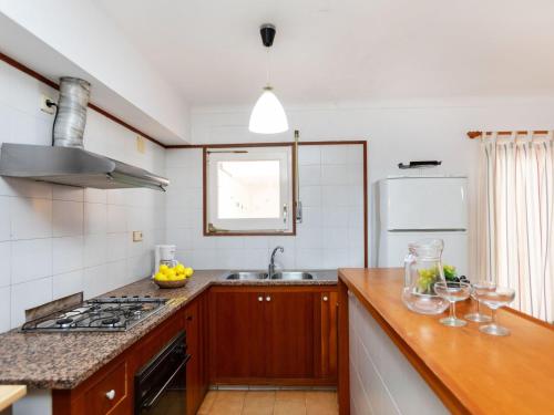 Kuchyňa alebo kuchynka v ubytovaní Holiday Home Delta 1 by Interhome
