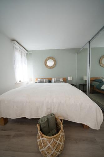 a bedroom with a large bed with a basket at Bijou Studio with Ambiance near Lake in Faulensee
