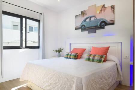 ein Schlafzimmer mit einem Bett mit einem Auto an der Wand in der Unterkunft Vivienda Vacacional Juanipa in La Santa