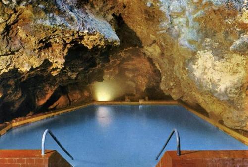 - une grande piscine dans une grotte dans l'établissement La Sibillina, à Sarnano