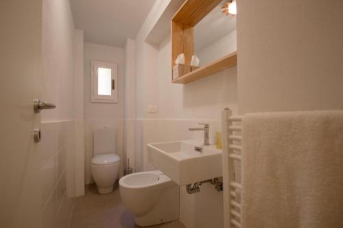 フィレンツェにあるSantAmbrogio Apartmentの白いバスルーム(トイレ、シンク付)