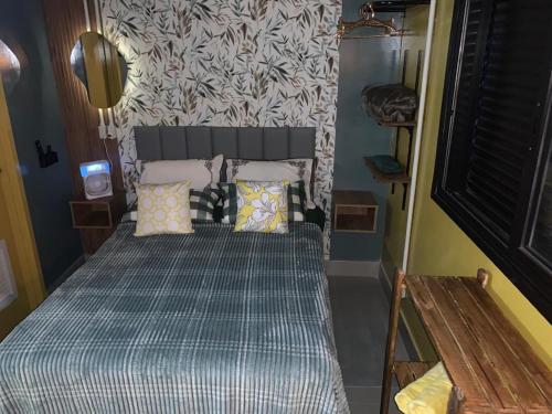 Un dormitorio con una cama con almohadas. en Expo Center Norte, BRÁS, Feirinha da Madrugada, Anhembi, 25, en São Paulo