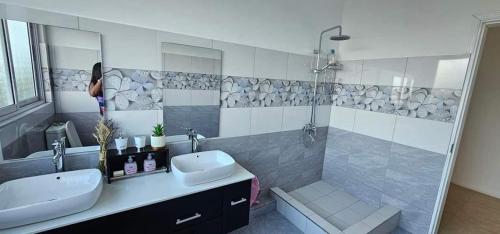 y baño con lavamanos, ducha y lavamanos. en Lovely 3-Bed Villa in Goodlands Mauritius, en Goodlands