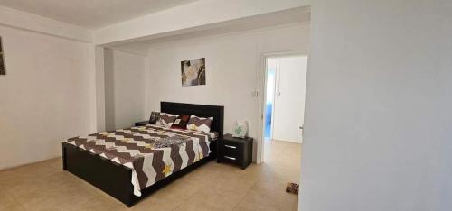 1 dormitorio con 1 cama grande en una habitación en Lovely 3-Bed Villa in Goodlands Mauritius, en Goodlands