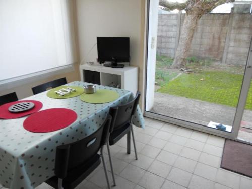 Μια τηλεόραση ή/και κέντρο ψυχαγωγίας στο Appartement proche centre - P04202