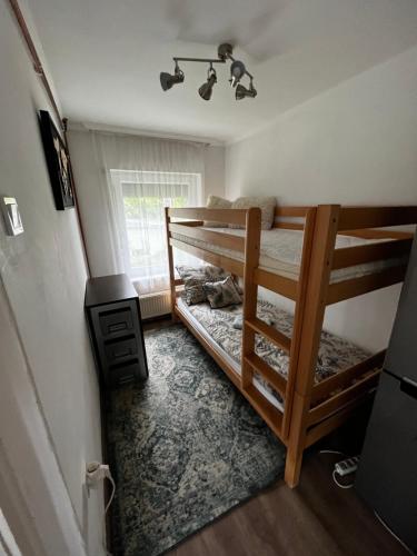 1 dormitorio con 2 literas y ventana en Panoráma Vendégház Dunabogdány, en Dunabogdány