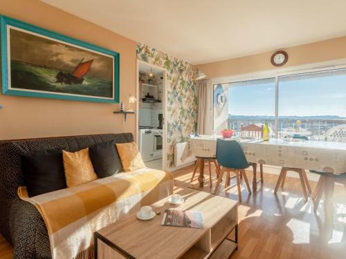 un salon avec un canapé et une table dans l'établissement Apartment Cap Cabourg-19 by Interhome, à Cabourg