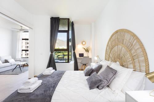 Кровать или кровати в номере Home2Book Stylish & Luminous Apt Santa Cruz Center
